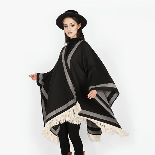 Damen Gefütterter Oversize‑Capeponcho im Kimono‑Schnitt mit Kontrastbordüre und Fransensaum – Célinea