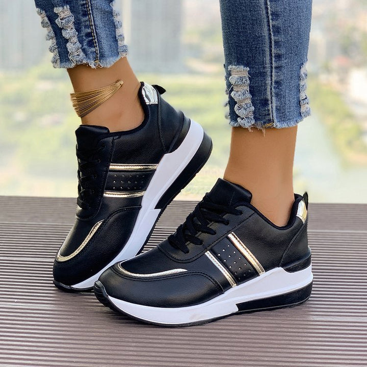 Damen Wedgesneaker mit mittelhohem Plateau, gepolstertem Komfortschaft und elastischem Seiteneinsatz Echoarchiv