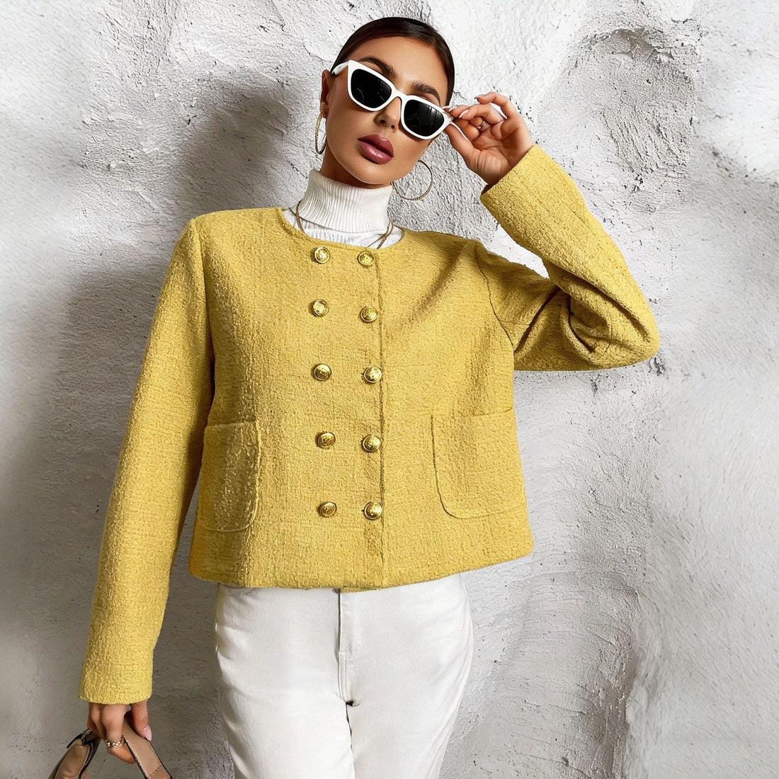 Damen Kurzjacke aus Bouclé mit doppelreihiger Knopfleiste und aufgesetzten Taschen – Célinea