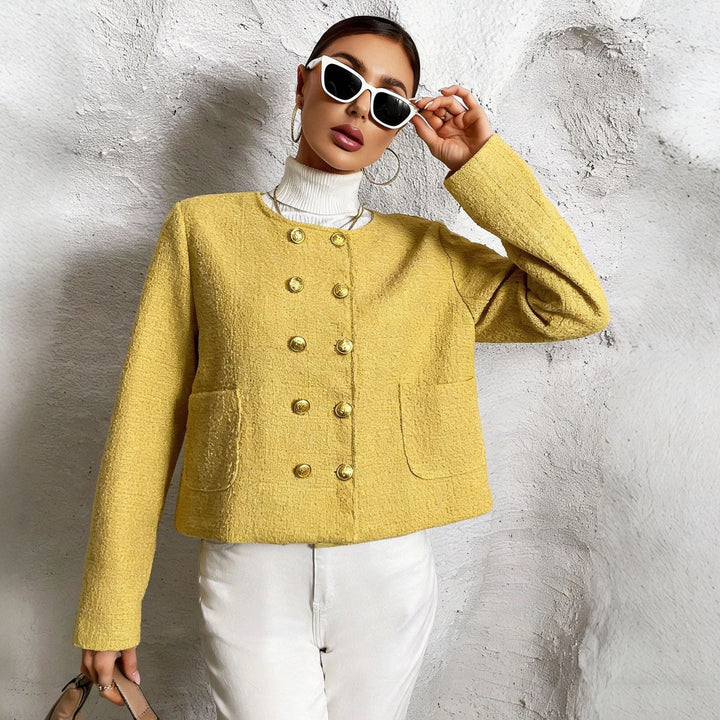 Damen Kurzjacke aus Bouclé mit doppelreihiger Knopfleiste und aufgesetzten Taschen – Célinea