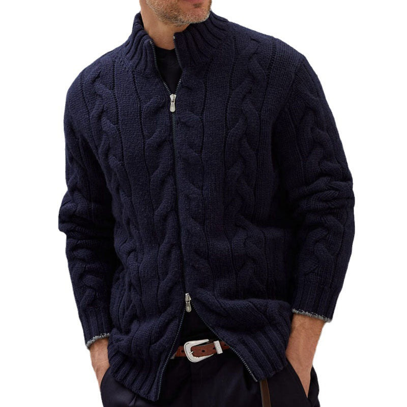 Herren Strickjacke mit dekorativem Zopfdesign und hohem Stehkragen Echoarchiv