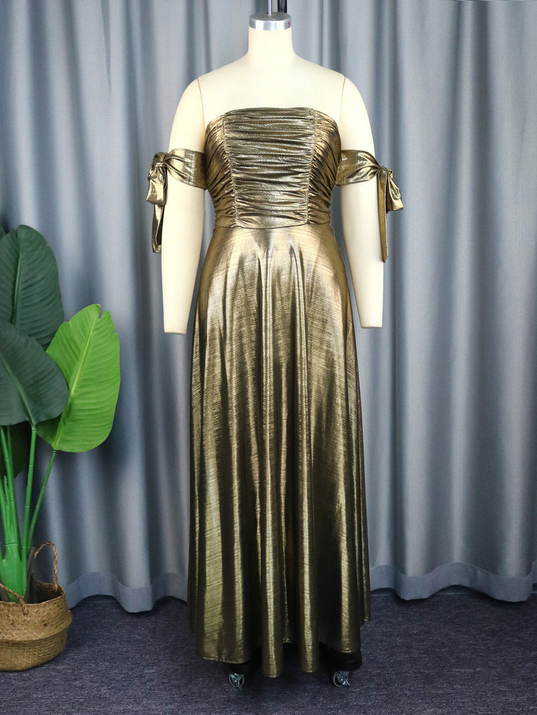 Damen glamouröses Abendkleid mit schulterfreiem Design und eleganten Raffungen Echo Archiv