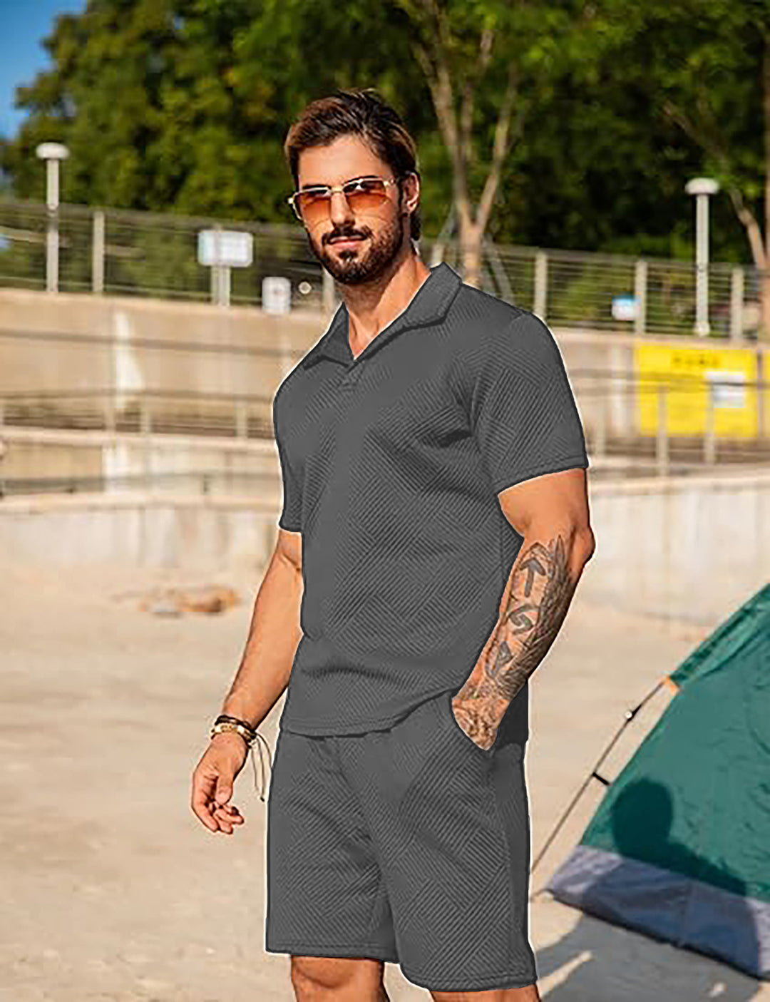 Herren Freizeitset mit passendem Kurzarmhemd und Shorts Echoarchiv