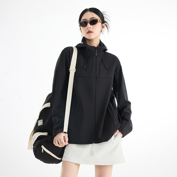 Damen Atmungsaktive Softshell-Regenjacke mit Kapuze, winddicht und minimalistischer Tech-Optik Echoarchiv