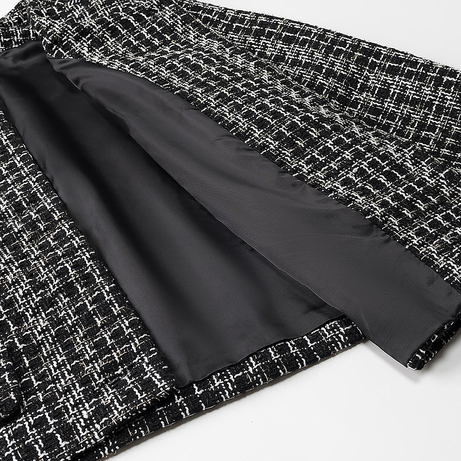 Damen kurze Bouclé‑Tweedjacke mit Rundhalsausschnitt dekorativen Goldknöpfen und aufgesetzten Taschen – Célinea