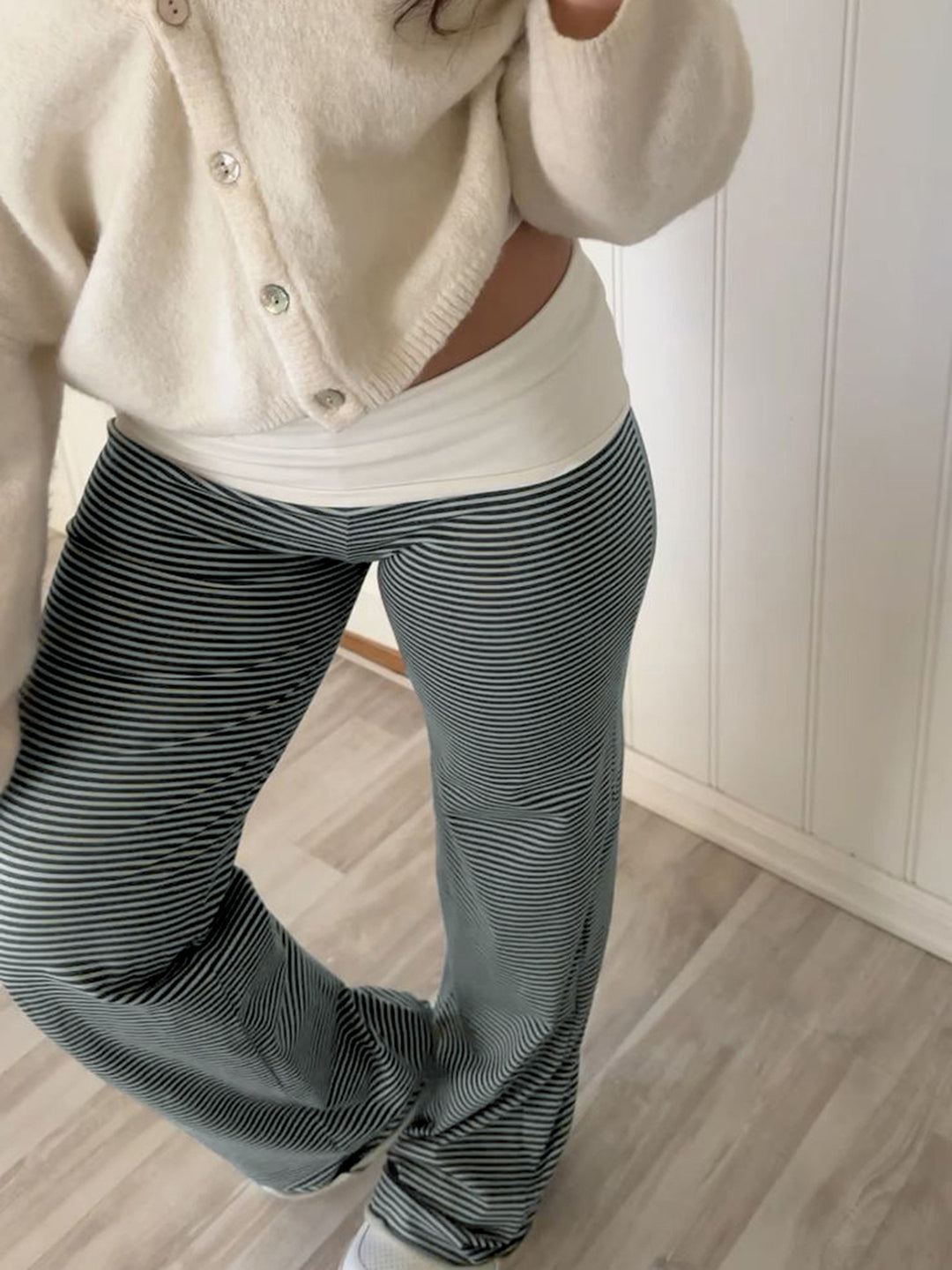 Damen nan Loungehose mit hohem Umschlagbund weitem Bein und feinem Streifenmuster Echo Archiv