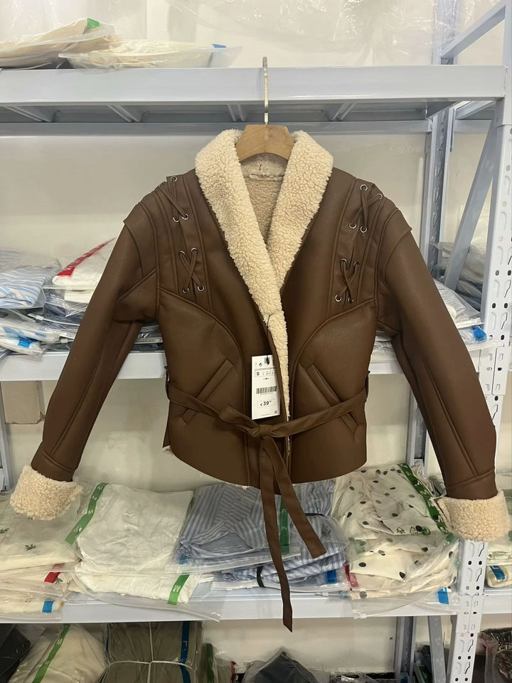 Damen nan taillierte Kunstlederjacke mit Sherpa-Futter, Wickelgürtel und seitlichen Schnürdetails Echo Archiv