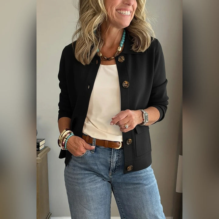 Damen Kurzstrickjacke mit Hemdkragen, aufgesetzten Taschen und Hornknöpfen Echo Archiv