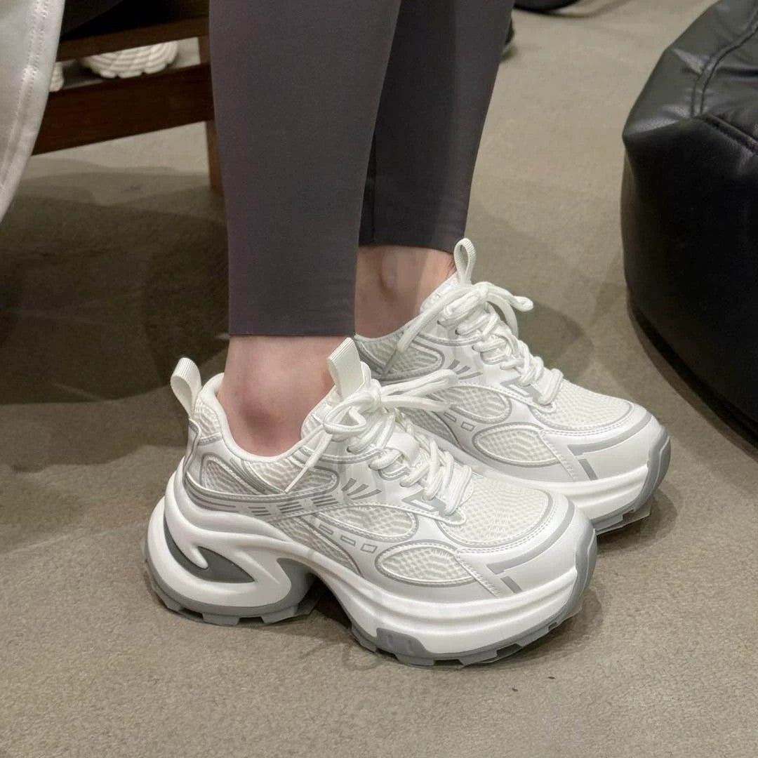 Damen futuristische Plateausneaker mit skulpturierter Wedgesohle und reflektierenden Mesh-Akzenten – Névara