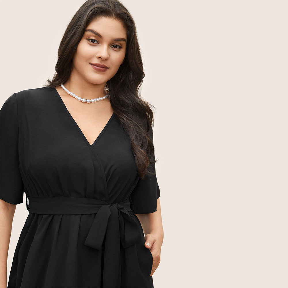 Damen Elegantes Wickelkleid mit asymmetrischem Saum und taillierendem Gürtel Echo Archiv