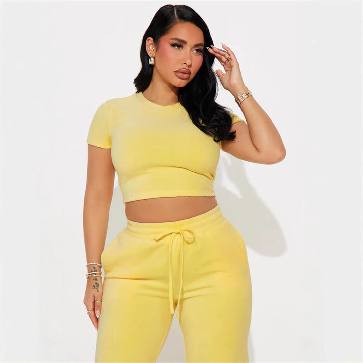 Damen Velours-Hausanzug mit bauchfreiem Shirt und weit geschnittener taillenhoher Jogginghose – Élanora
