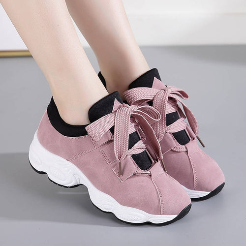 Damen Sportive Keil‑Sneaker aus Mikrofaser mit gepolstertem Schaft und markanter Profilsohle – Névara