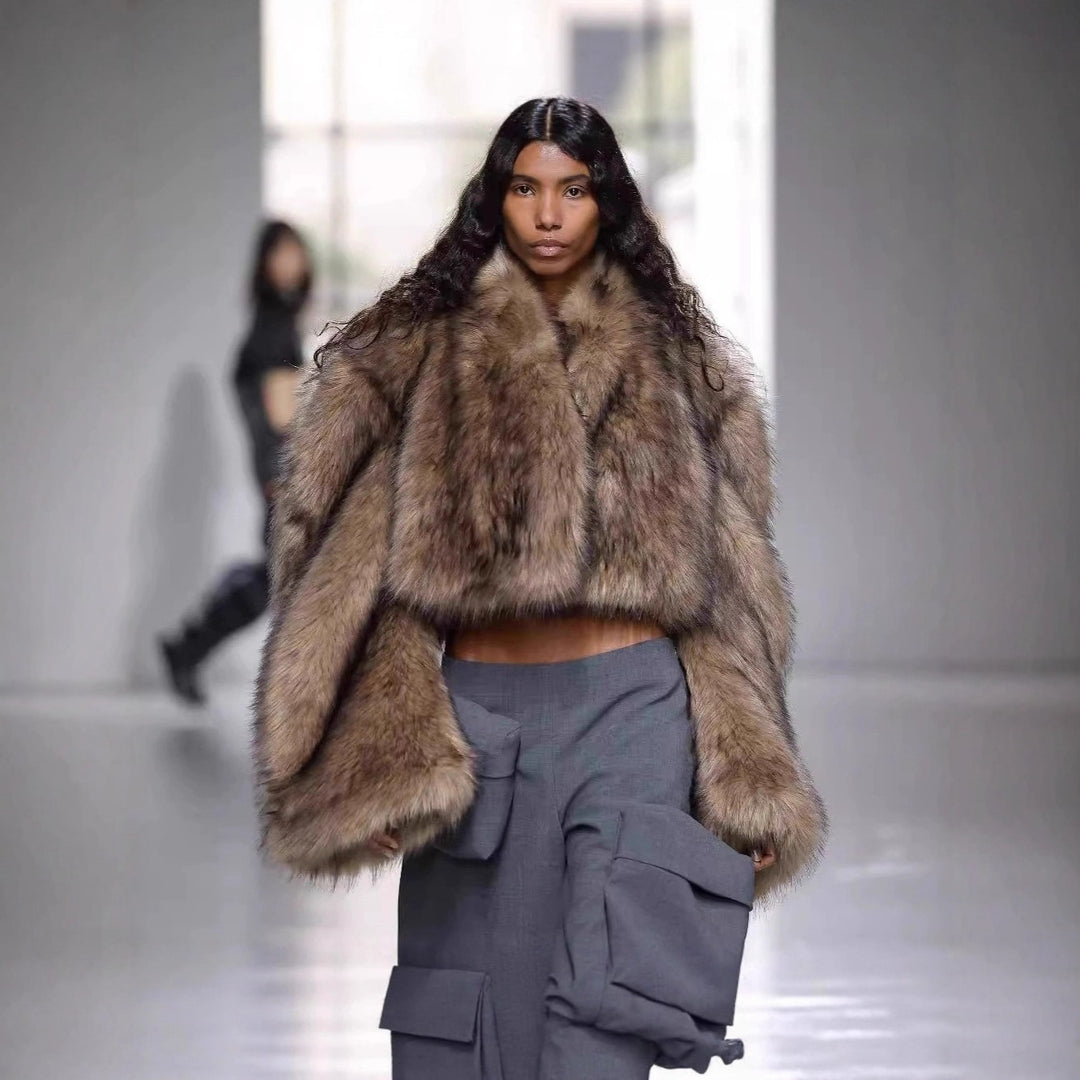 Damen Kurze voluminöse Crop-Faux-Fur-Jacke mit verlängerten Ärmeln Echo Archiv