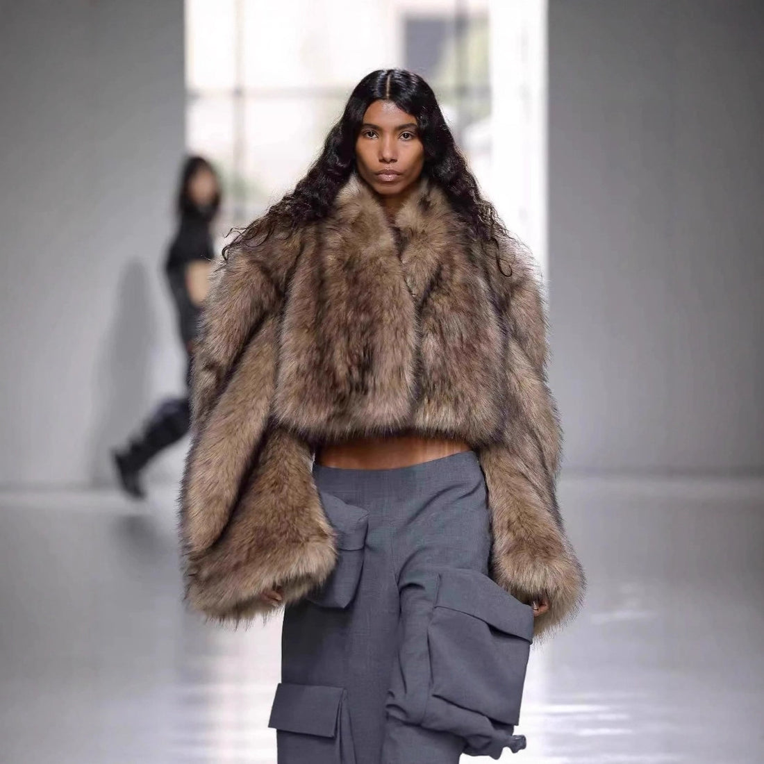 Damen Kurze voluminöse Crop-Faux-Fur-Jacke mit verlängerten Ärmeln Echo Archiv