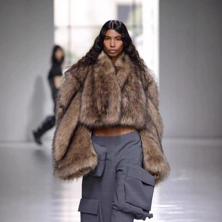 Damen Kurze voluminöse Crop-Faux-Fur-Jacke mit verlängerten Ärmeln Echo Archiv