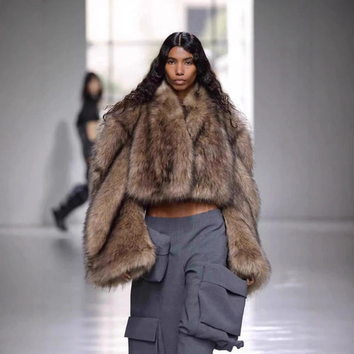 Damen Kurze voluminöse Crop-Faux-Fur-Jacke mit verlängerten Ärmeln Echo Archiv