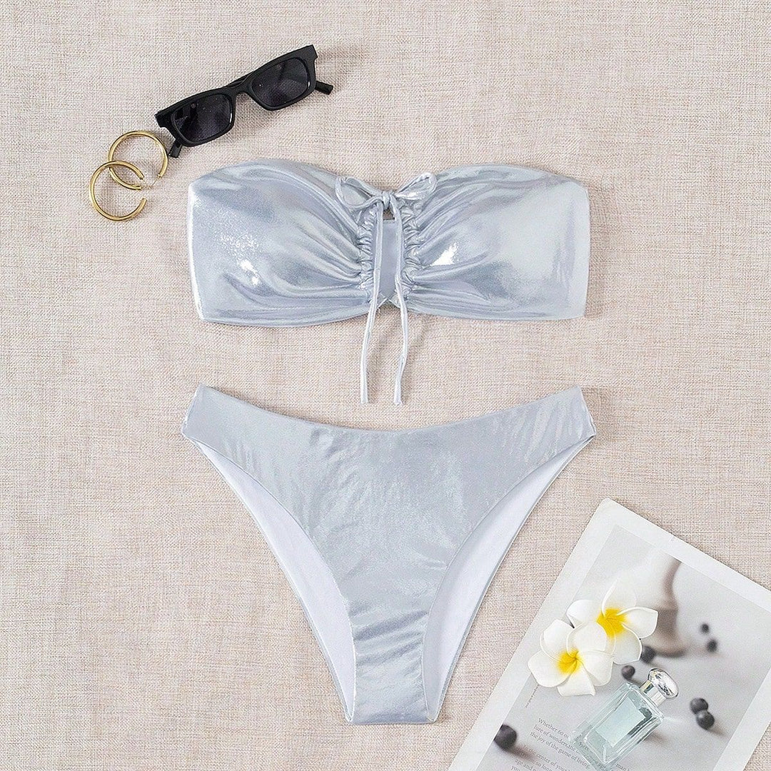 Damen Bandeau-Bikini mit glänzendem Oberteil und hohem Beinausschnitt Echo Archiv