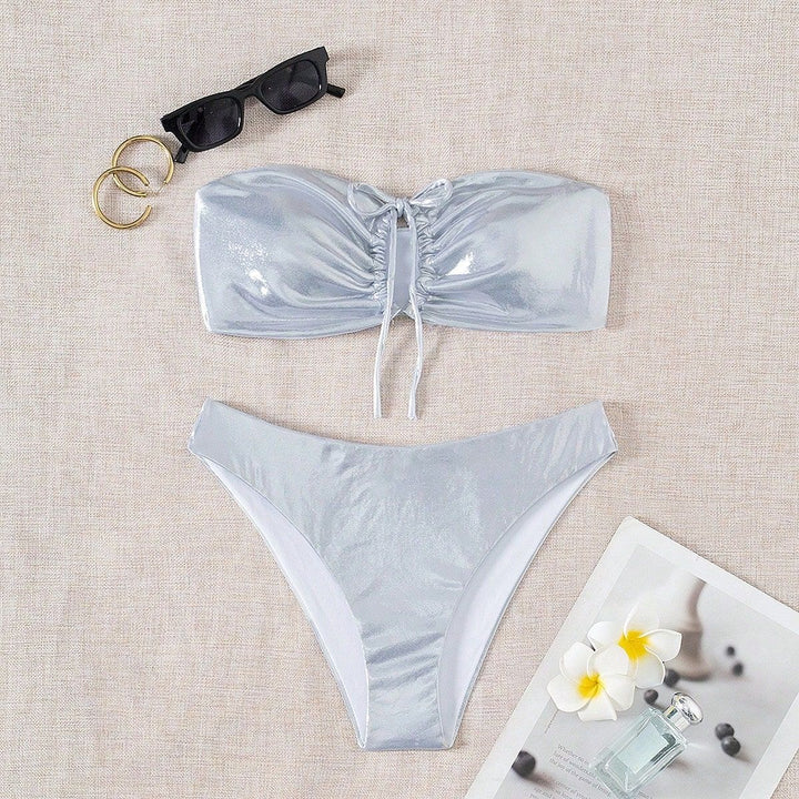 Damen Bandeau-Bikini mit glänzendem Oberteil und hohem Beinausschnitt Echo Archiv