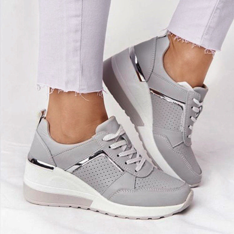 Damen Keilabsatz-Sneaker mit perforiertem Obermaterial und metallischem Akzent – Névara