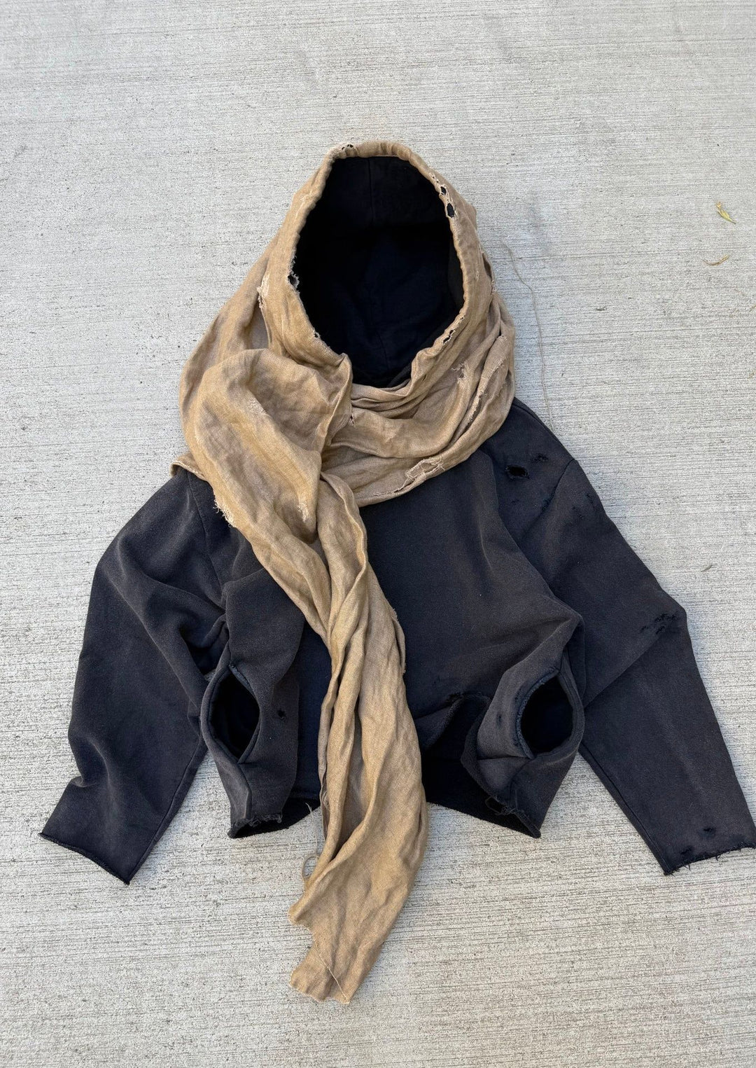 Unisex nan Kapuzenpullover im Gebrauchsspurenstil mit angeschlossenem Schlauchschal und ausgefransten Öffnungen Echo Archiv