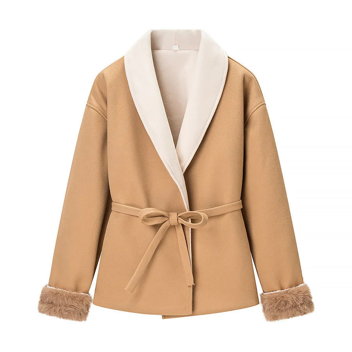 Damen taillierte Kurzjacke mit großzügigem Schalkragen, Bindegürtel und Kunstfellmanschetten – Célinea