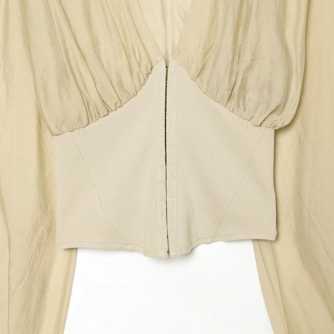 Damen Kurzes Bolero-Blouson mit tiefem V‑Ausschnitt, geraffter Passe und Ballonärmeln Echo Archiv