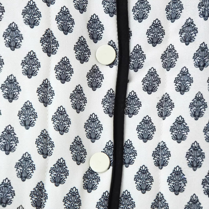 Damen gesteppte Kurzjacke mit Rundhalsausschnitt, Druckknöpfen und Kontrastpaspel – Célinea