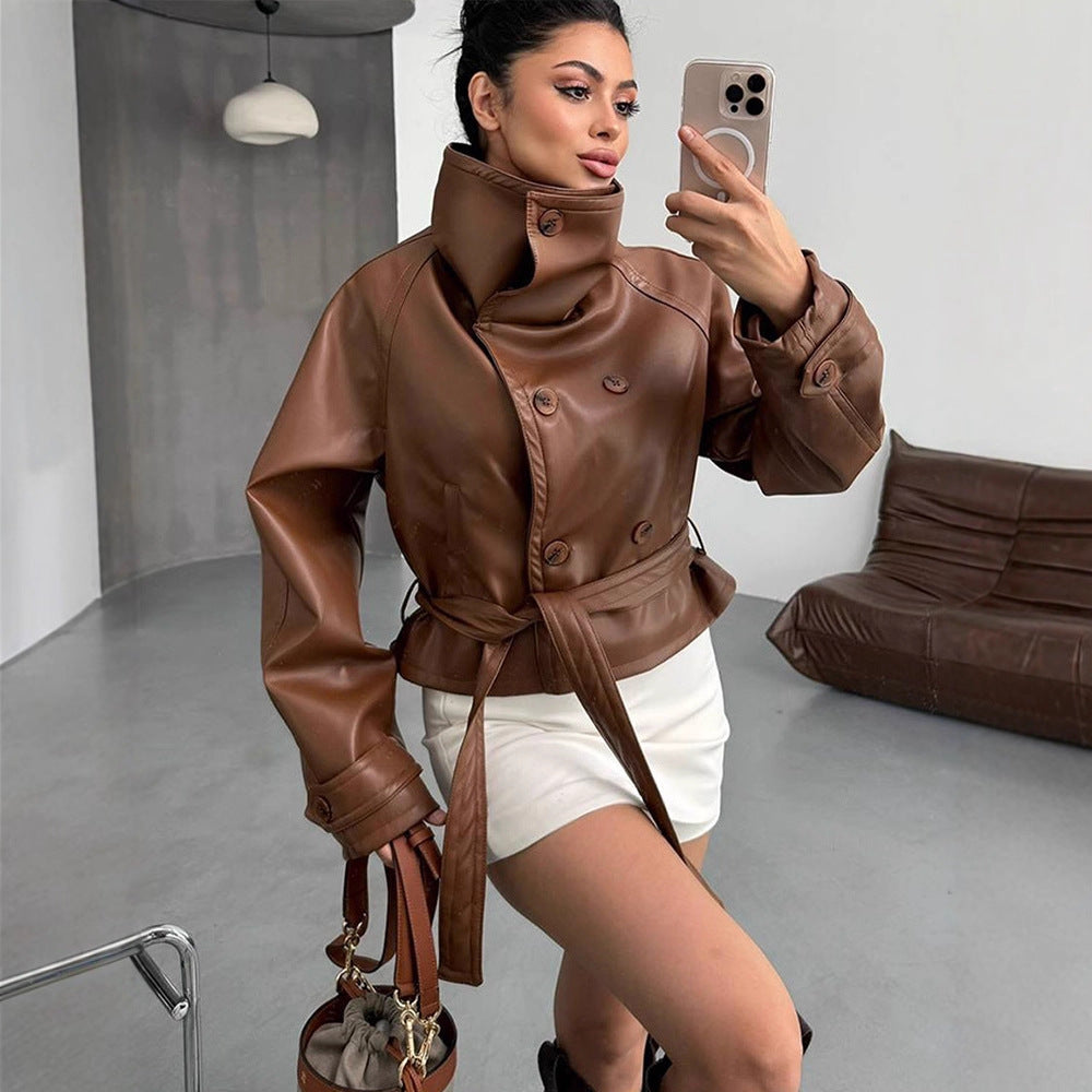 Damen Taillierte Kurzblouson‑Jacke aus Lederimitat mit hohem Stehkragen und Bindegürtel Echoarchiv