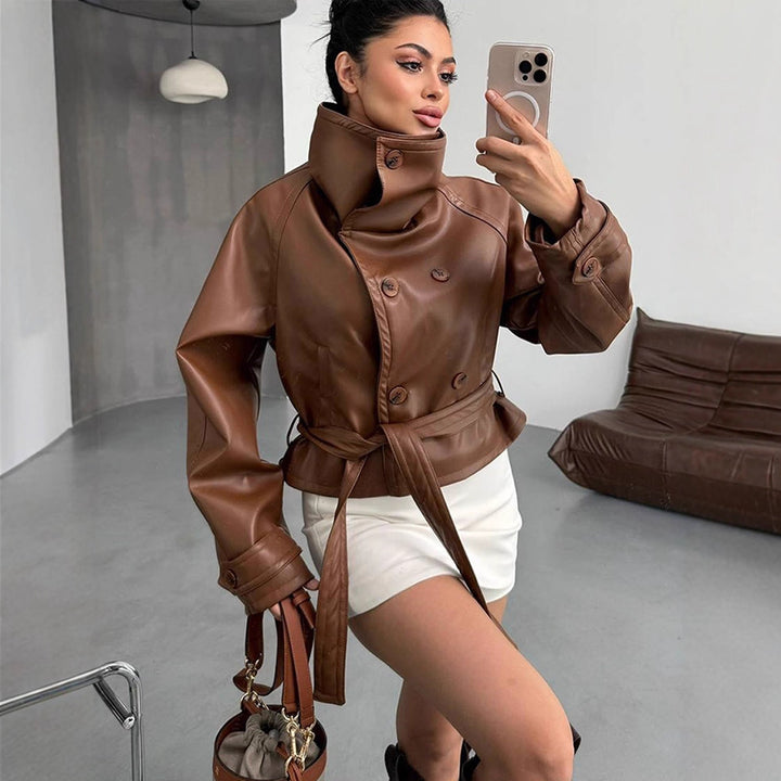 Damen Taillierte Kurzblouson‑Jacke aus Lederimitat mit hohem Stehkragen und Bindegürtel Echoarchiv