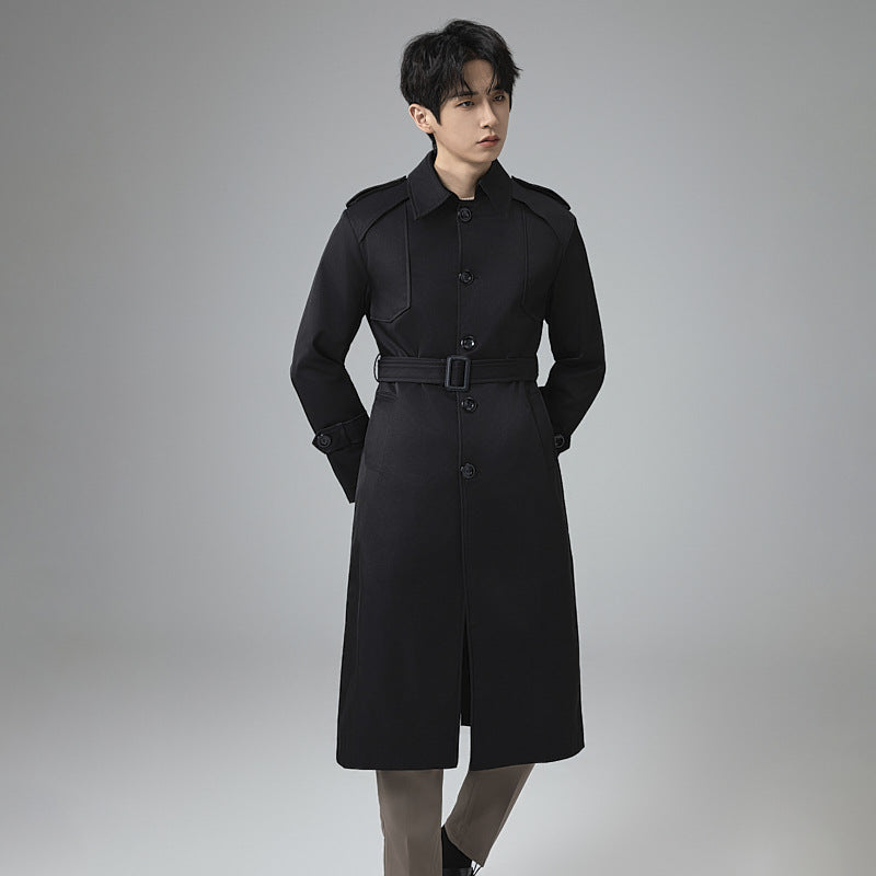 Herren Trenchcoat mit Taillengürtel, Schulterklappen und klassischer Knopfleiste Echoarchiv