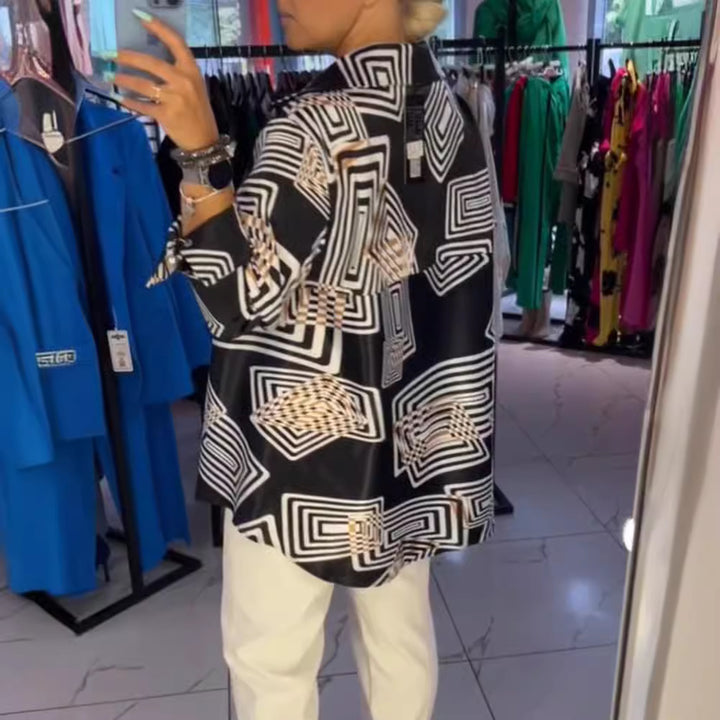 Damen nan weite Seidenoptik-Hemdbluse mit grafischem Quadratprint, asymmetrischem Zipfelsaum und Perlmuttknopfleiste Echo Archiv