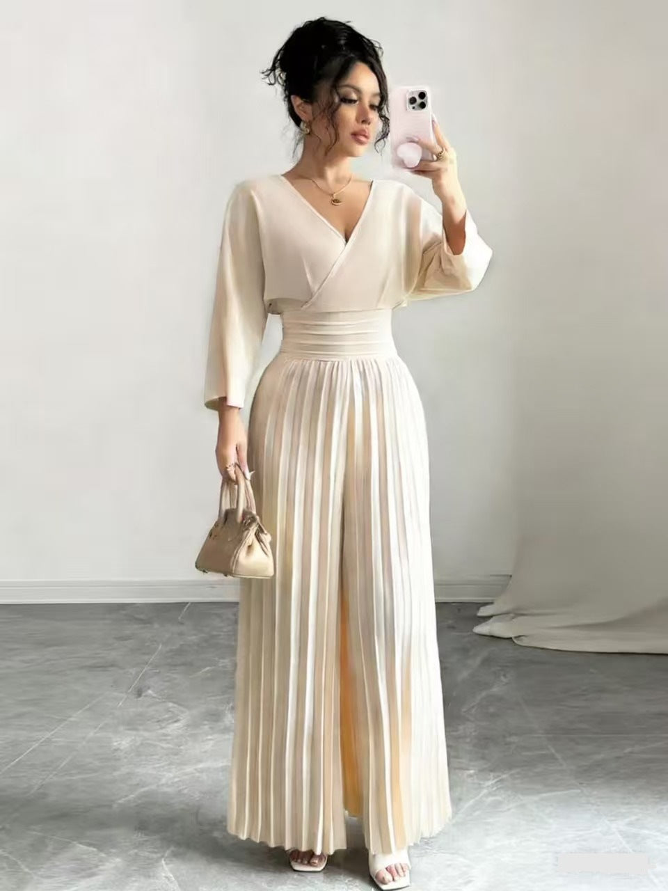 Damen Maxikleid mit Wickeloberteil, Tailliertem Rippbund und Plisseerock – Orélia
