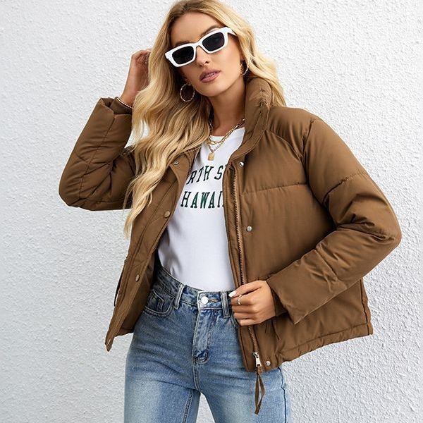 Damen kurze gesteppte Daunenoptik-Steppjacke mit hohem Stehkragen, Kordelzug und Ziptaschen – Célinea