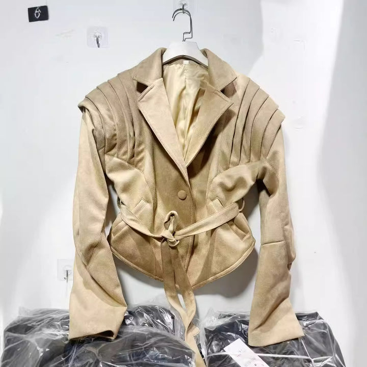 Damen taillierter Veloursleder-Blazer mit plissierten Schulterdetails und Bindegürtel – Valéne