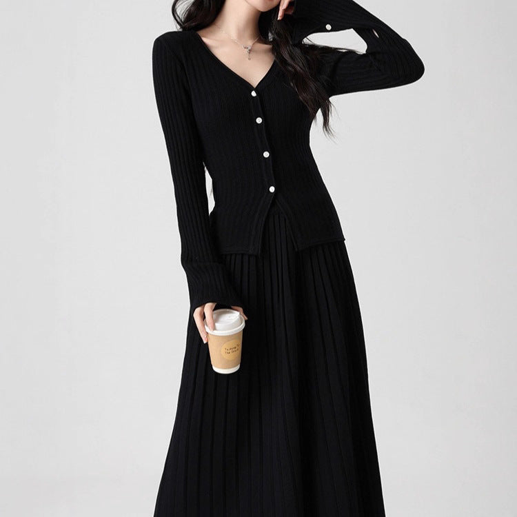 Damen Feines Strick-Set mit V-Ausschnitt Cardigan und plissiertem Maxirock Echoarchiv