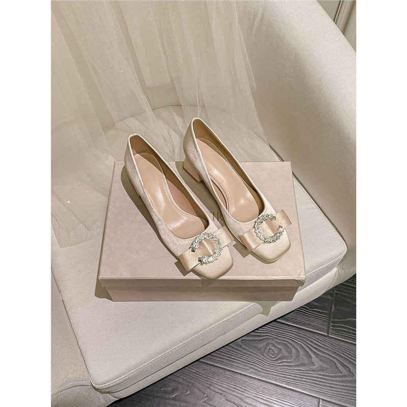 Damen Satin‑Ballerinas mit mittlerem Blockabsatz, gepolstertem Komfortfußbett und funkelnder Schleifenbrosche – Lioré