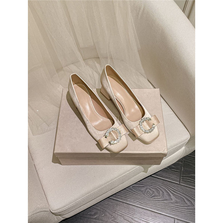 Damen Satin‑Ballerinas mit mittlerem Blockabsatz, gepolstertem Komfortfußbett und funkelnder Schleifenbrosche – Lioré