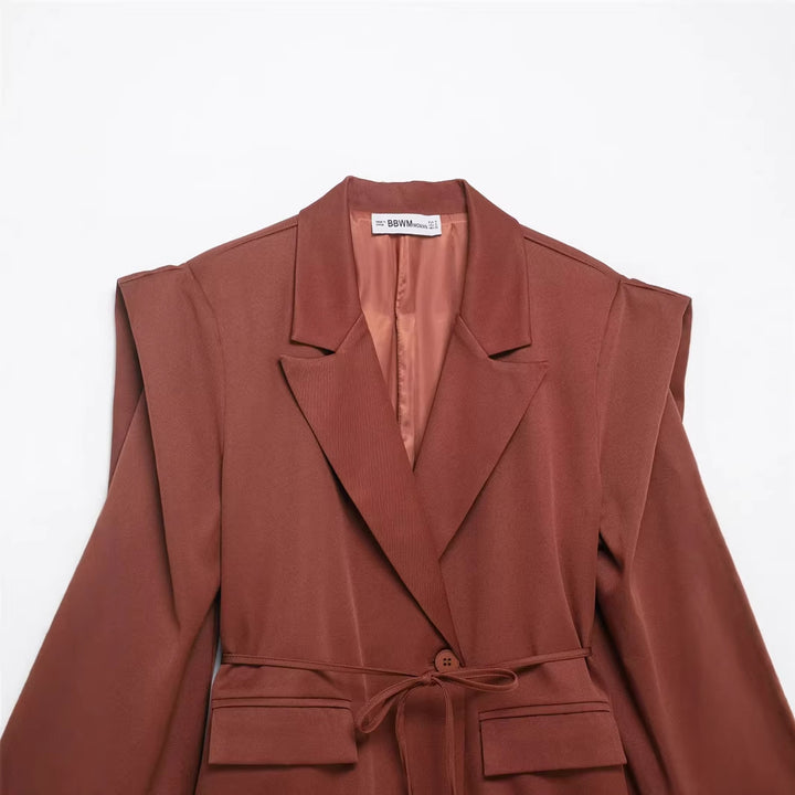 Damen nan taillierter Blazer mit markanten Schulterpolstern, Bindegürtel und Pattentaschen Echo Archiv