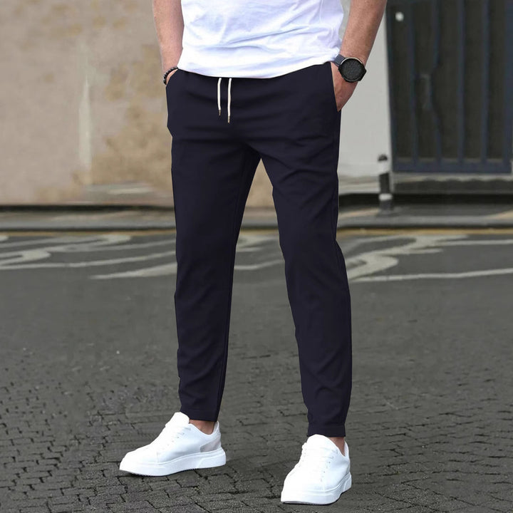 Herren Slim-Fit Jogginghose mit Kordelzug, Seitentaschen und schmalem Knöchelabschluss – Sorevano