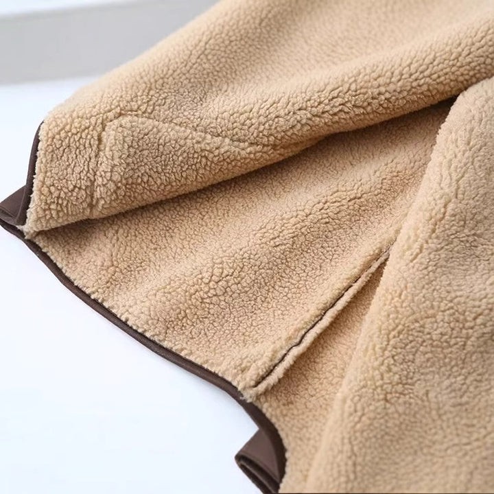 Damen kastige Kunstleder‑Schaffelljacke mit großem Teddykragen, aufgesetzten Fronttaschen und Knopfverschluss – Célinea