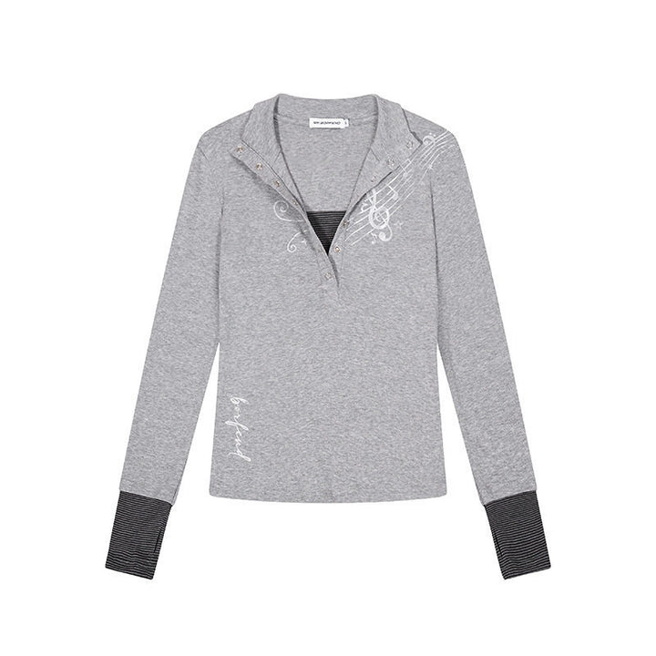 Damen Langarmshirt mit Henley-Knopfleiste, Kontrastbündchen und Notenprint Echoarchiv