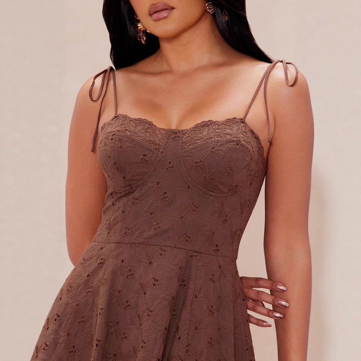 Damen Verspieltes Sommerkleid mit feinen Spitzenakzenten und verstellbaren Spaghetti-Trägern Echo Archiv
