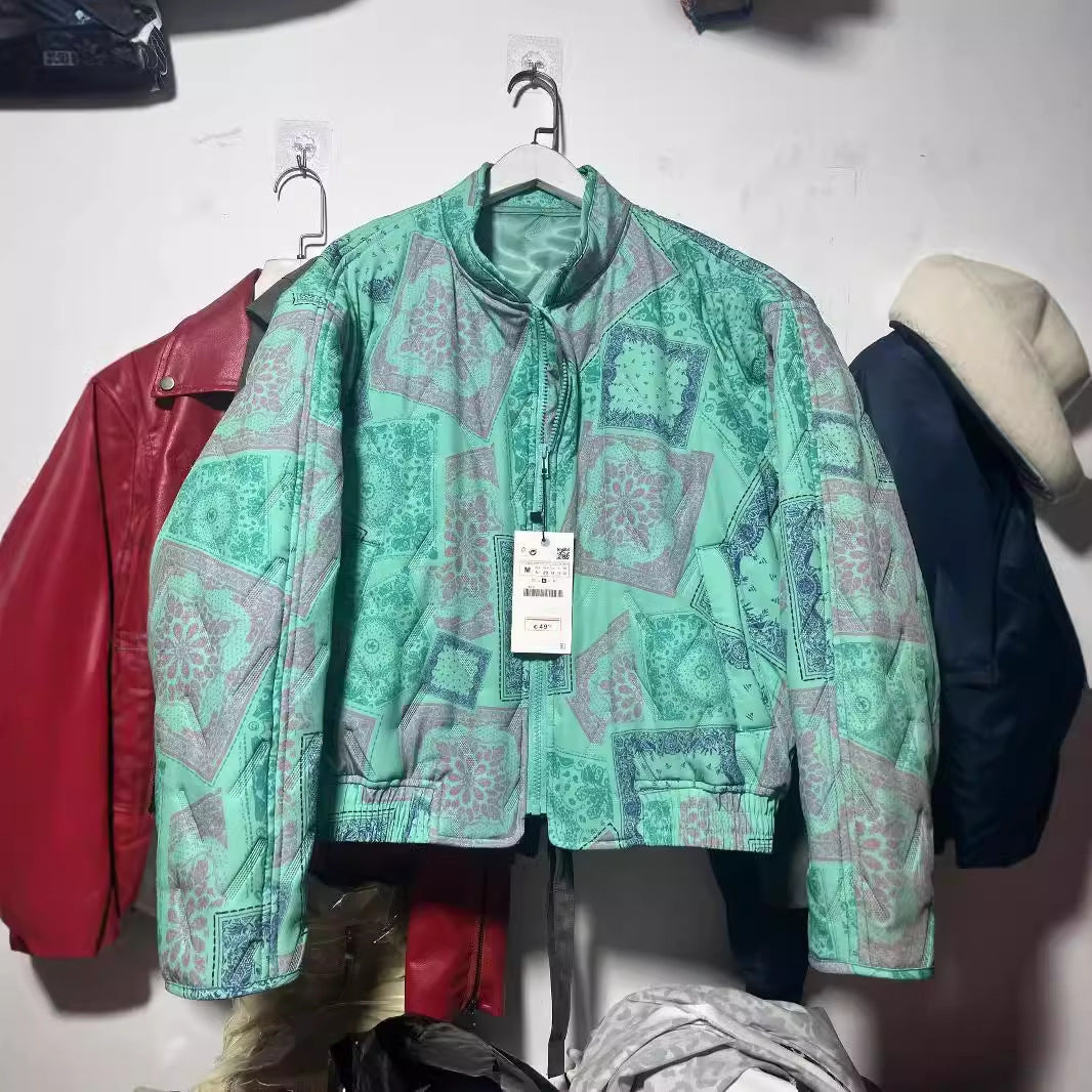 Damen nan gesteppte Bandana‑Print Bomberjacke mit Stehkragen, Eingrifftaschen und elastischem Saum Echo Archiv