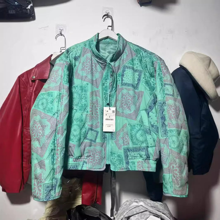 Damen nan gesteppte Bandana‑Print Bomberjacke mit Stehkragen, Eingrifftaschen und elastischem Saum Echo Archiv