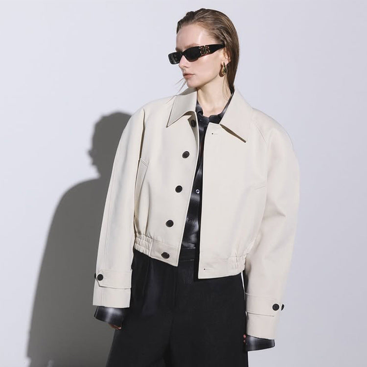Damen Kurzer Boxy-Blouson mit elastischem Saum und markanten Knopfdetails Echoarchiv