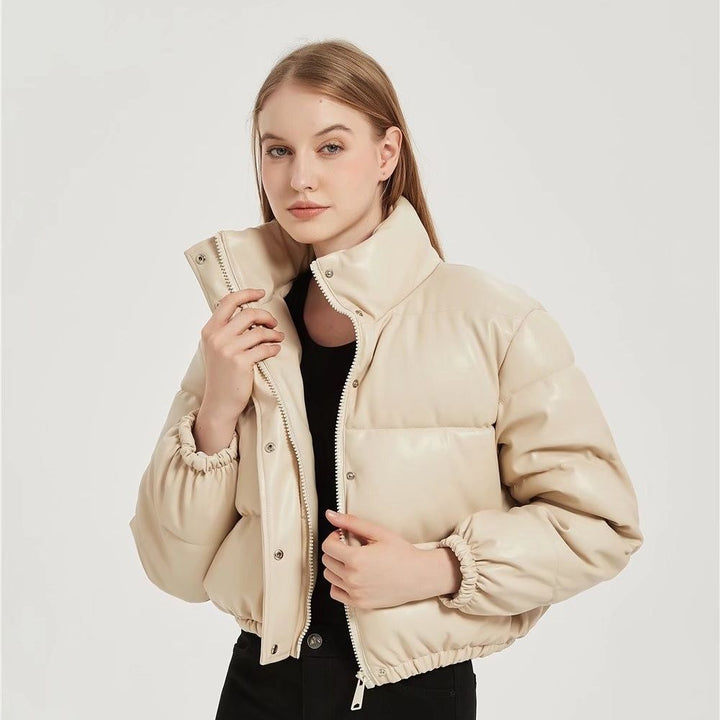 Damen kurze gesteppte Kunstleder-Steppjacke mit hohem Stehkragen, Druckknopf-Leiste und verstellbarem Kordelzugsaum – Célinea