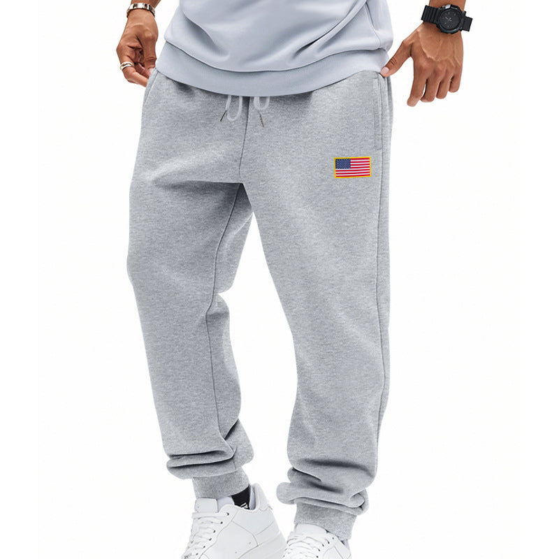 Herren nan sportliche Jogginghose mit elastischem Tunnelzugbund, gerippten Beinabschlüssen und dezenter Flaggenapplikation Echo Archiv