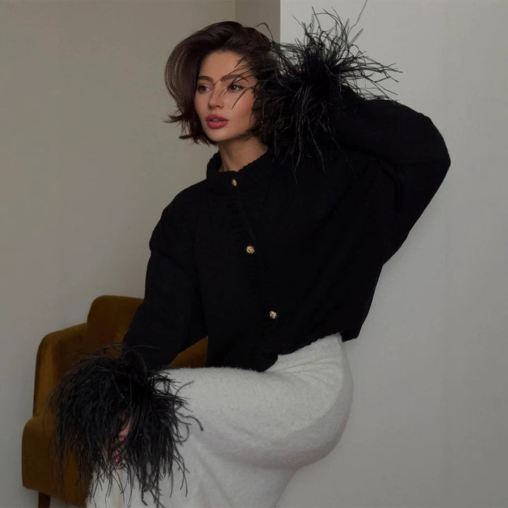 Damen Strickcardigan mit Federbesatz an Ärmelbündchen und goldenen Zierknöpfen Echoarchiv