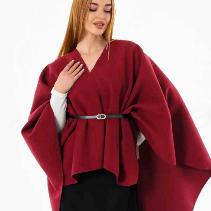 Damen Oversize Filz‑Cape mit Wickeloptik und verdeckter Kantenverarbeitung – Avérine
