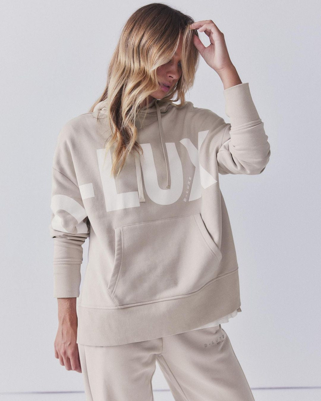 Damen Oversized Kapuzenpullover mit markantem Logoprint, Kängurutasche und Seitenschlitzen Echoarchiv